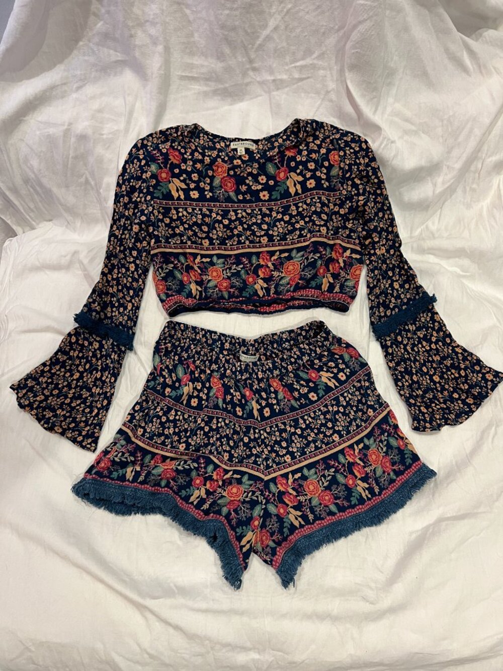 Earthbound Floral Boho Crop Top Shorts Set Bell Sleeve Fringe Resort Wear M - Picture 2 of 15